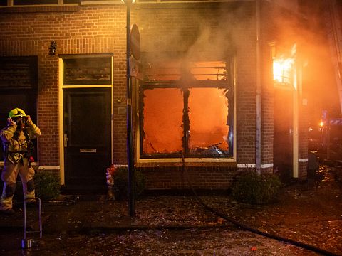 Drie gewonden bij grote brand na aanslag Wilhelminastraat